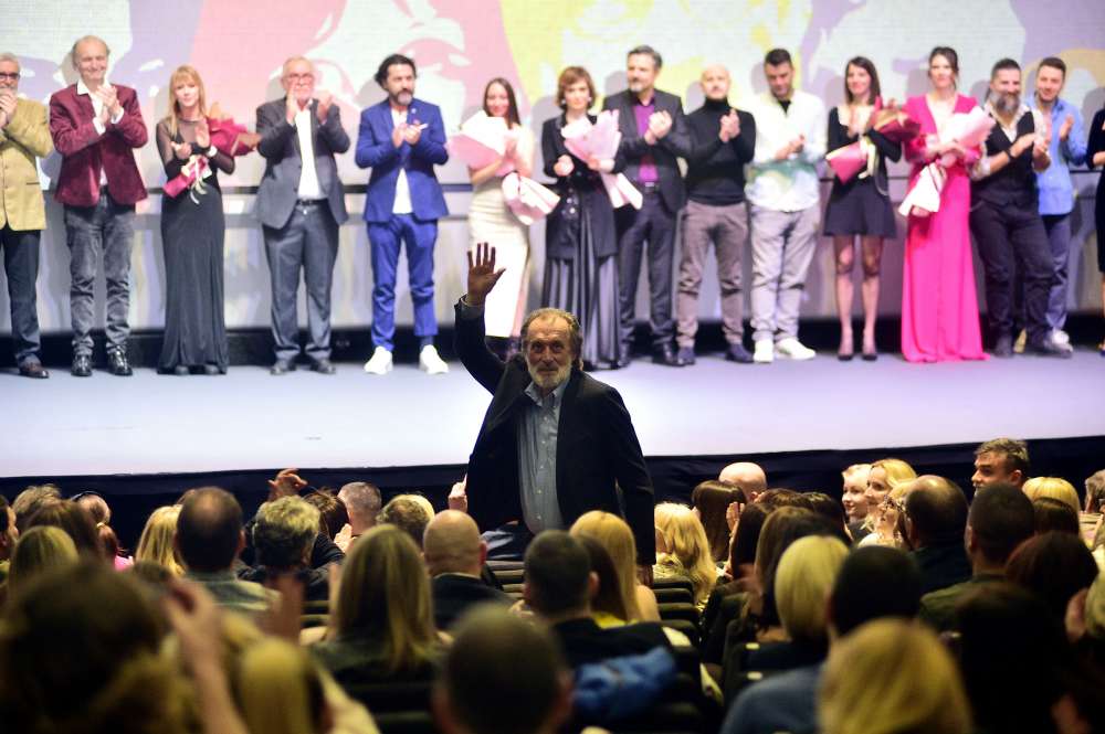 3.3. Poklanjanje ekipe filma "Ruski konzul"