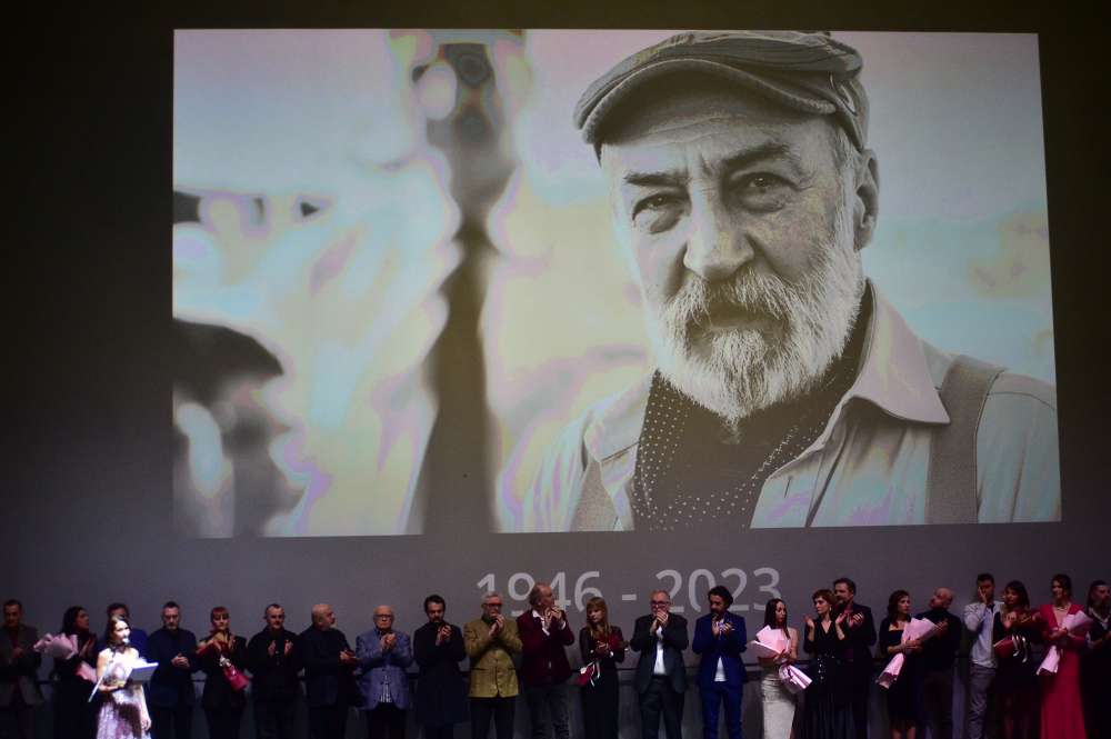 3.3. Poklanjanje ekipe filma "Ruski konzul"